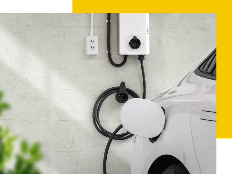 Bild von Wallbox am HAus mit einem Auto, das geladen wird.